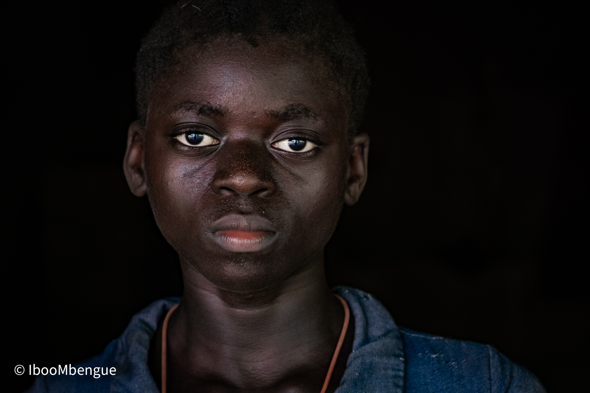 Ariette est une eleve dans un village oú l’école se fait rare , elle parcoure des kilometres pour rejoindre les classes